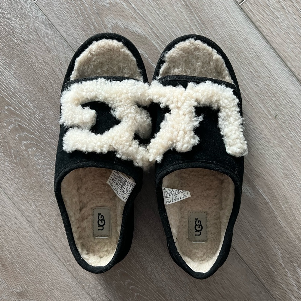 UGG Slippers - Size 7